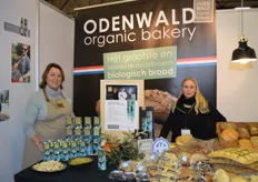 Conchita Dubbeld van Olive Oil Company B.V. deelde een stand met Odenwald Organic Bakery. Rechts Martine van Drie. Zei vertelde dat Odenwald steeds meer volkorenproducten wil introduceren. 